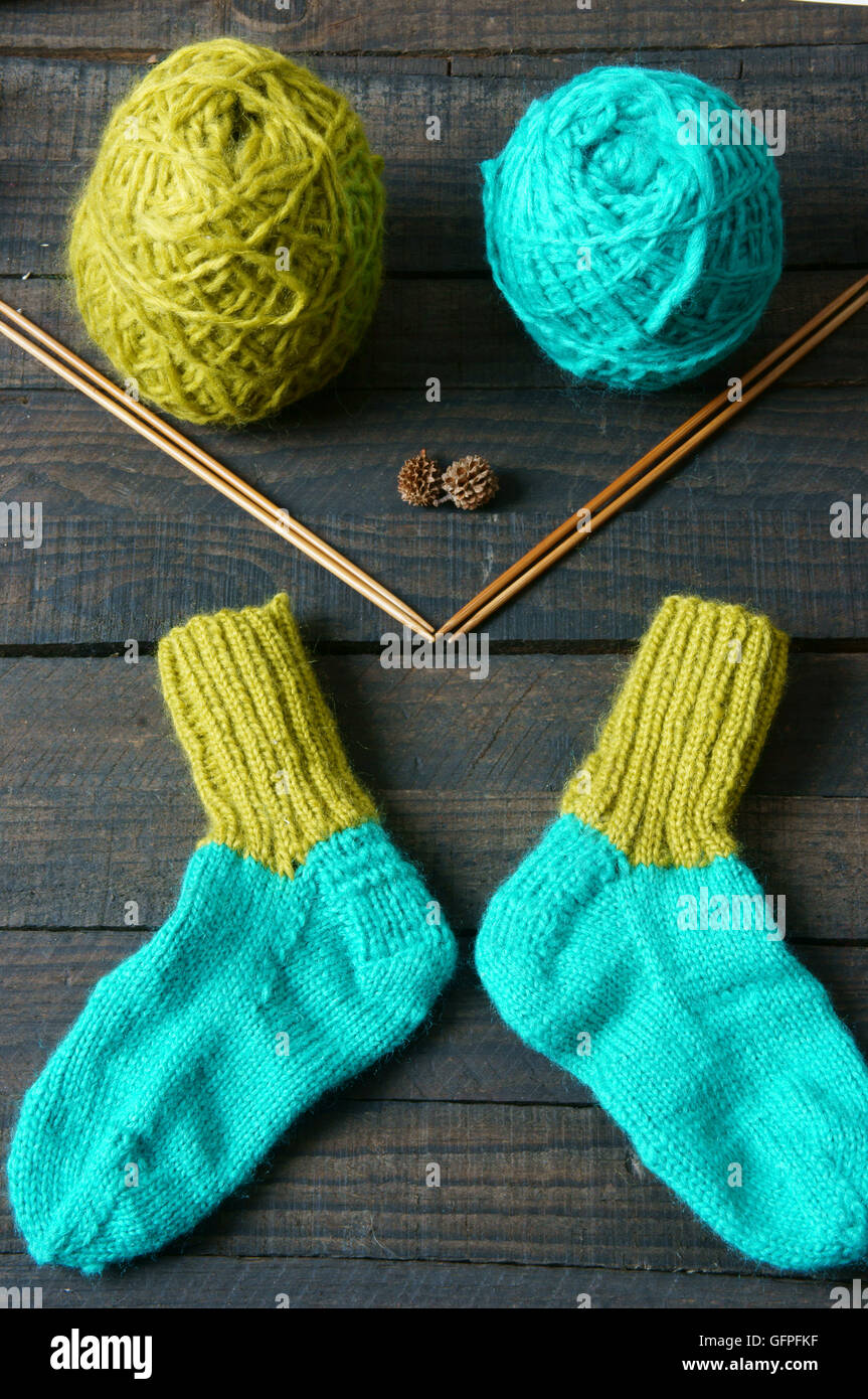 Coppia di calze per la stagione invernale, lavorato a maglia da vibranti  per lana kid, tenere il piede in caldo su freddo giorno, calze fatte a mano  Foto stock - Alamy
