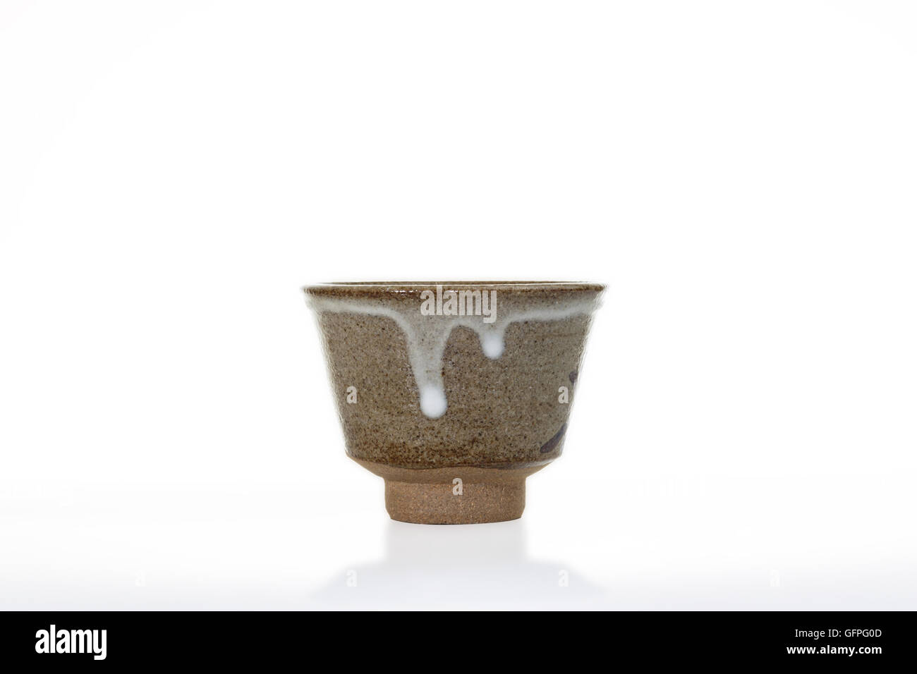 Ceramiche asiatiche tazze su bianco con la riflessione Foto Stock