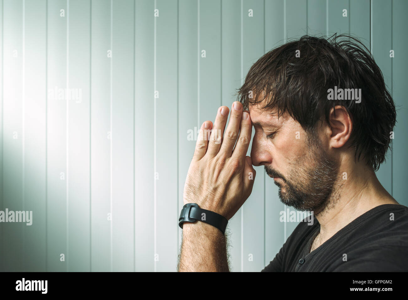 Ritratto di profilo di uomo cristiano pregare con copia spazio, la fede e la religione del concetto. Foto Stock