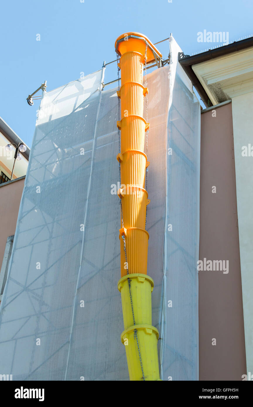 Ponteggio coperto con slitta modulare per i detriti e macerie Foto Stock