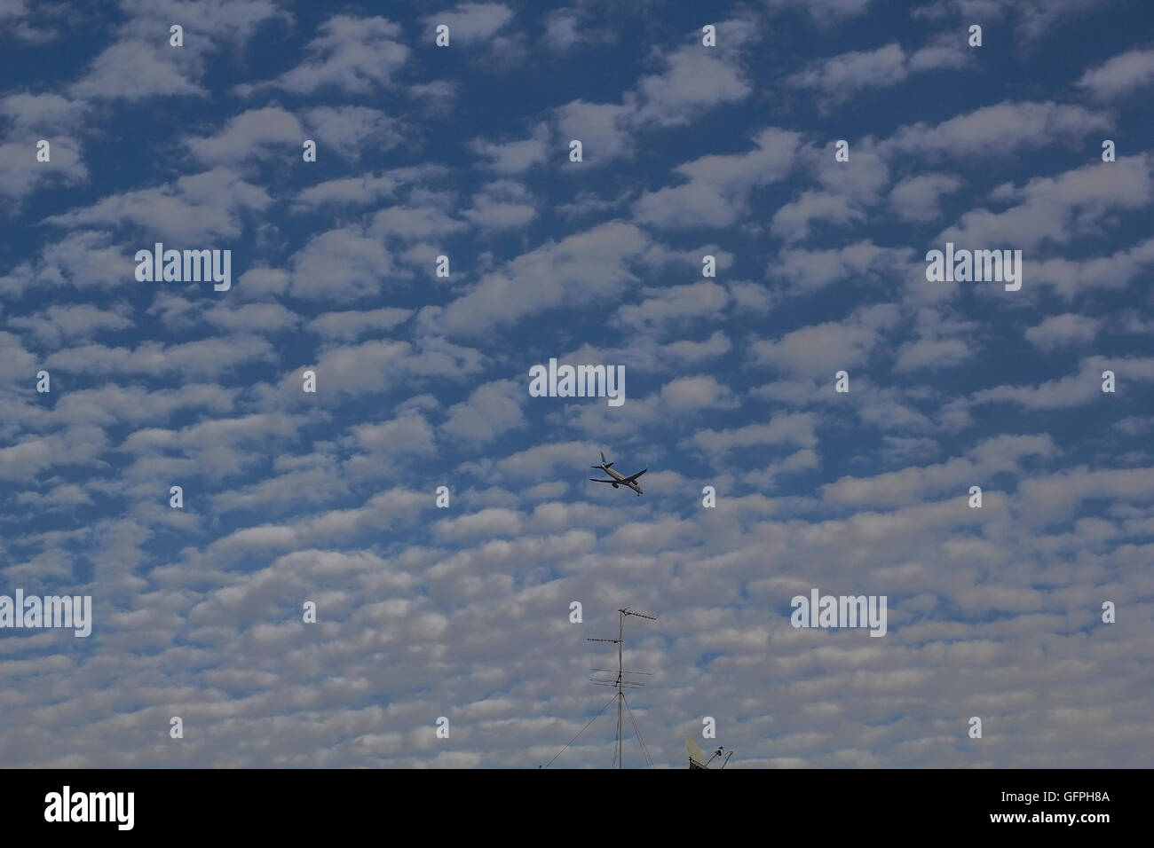 L' aereo nel cielo di nuvole di pecora a Tel Aviv Foto Stock