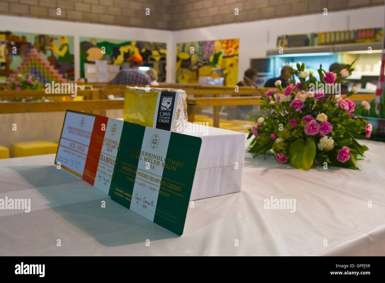 Display di formaggio nel Food Hall presso il Royal Welsh Show, Royal Welsh Showground, Llanelwedd, Builth Wells, Powys, Wales, Regno Unito Foto Stock