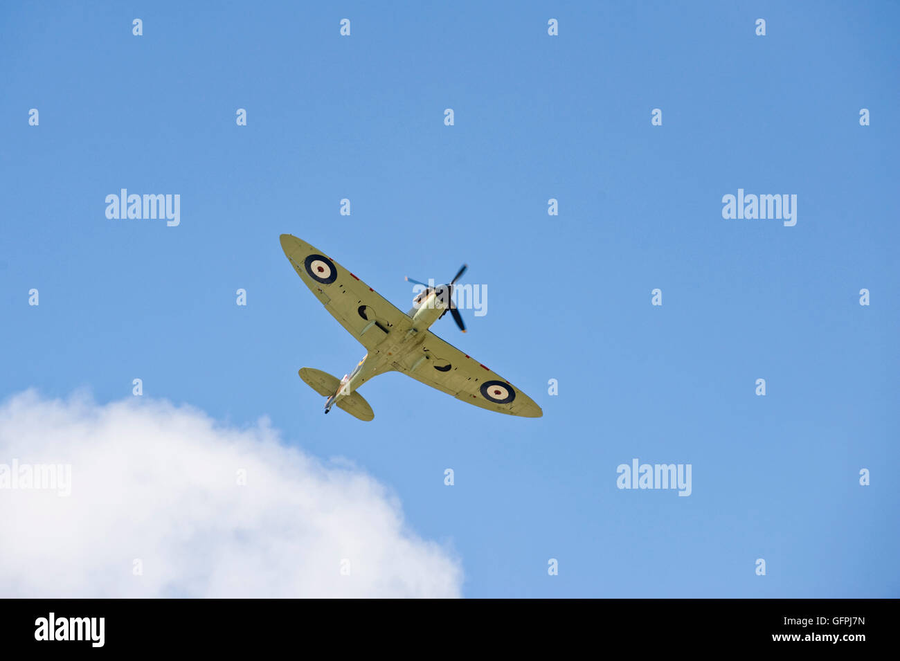 Ripristinato Spitfire dando un display in volo sopra il Royal Welsh Show, Royal Welsh Showground, Llanelwedd, Builth Wells, Powys, Wales, Regno Unito Foto Stock