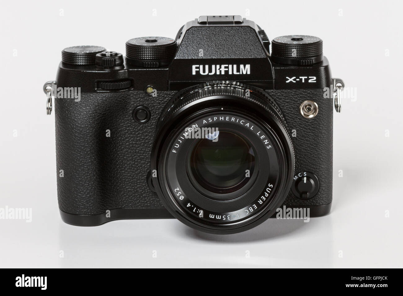 FUJIFILM X-T2, 24 megapixel, 4K mirrorless video dalla fotocamera anteriore su sfondo bianco Foto Stock