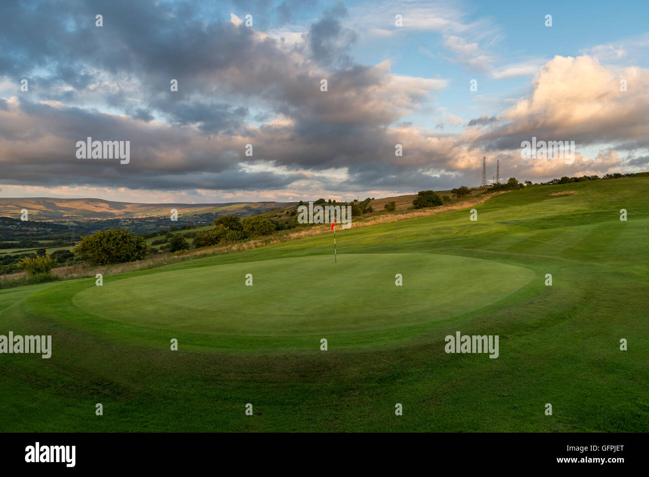 Campo da golf verde su Werneth bassa, Hyde, Greater Manchester. Una piacevole serata estiva con vista delle colline circostanti. Foto Stock