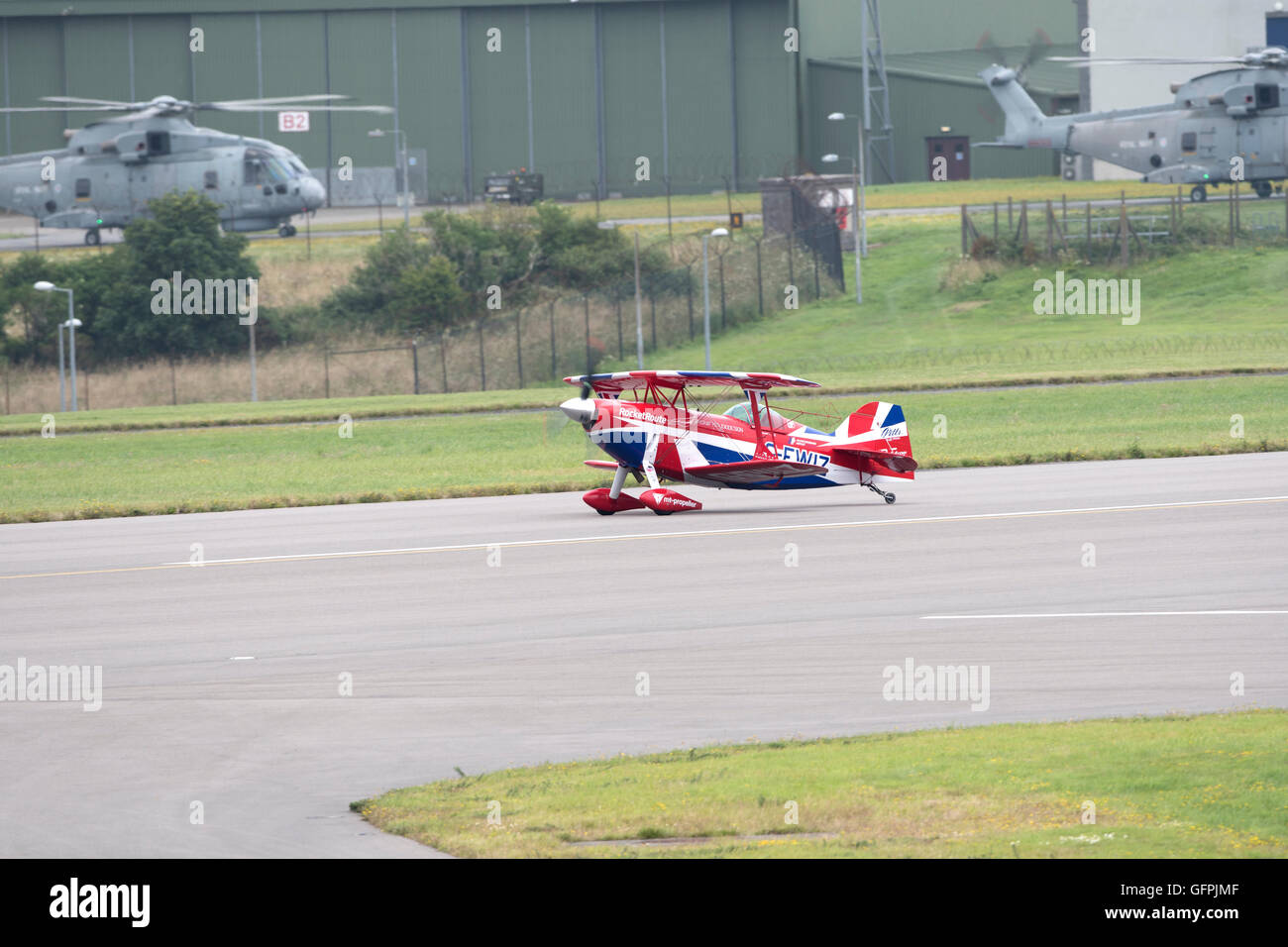 Ricca Goodwin Airshows con il suo Pitts S2s acrobatici aerei di atterraggio RNAS Culdrose giorno dell'aria/evento di anteprima nel 2016 Foto Stock