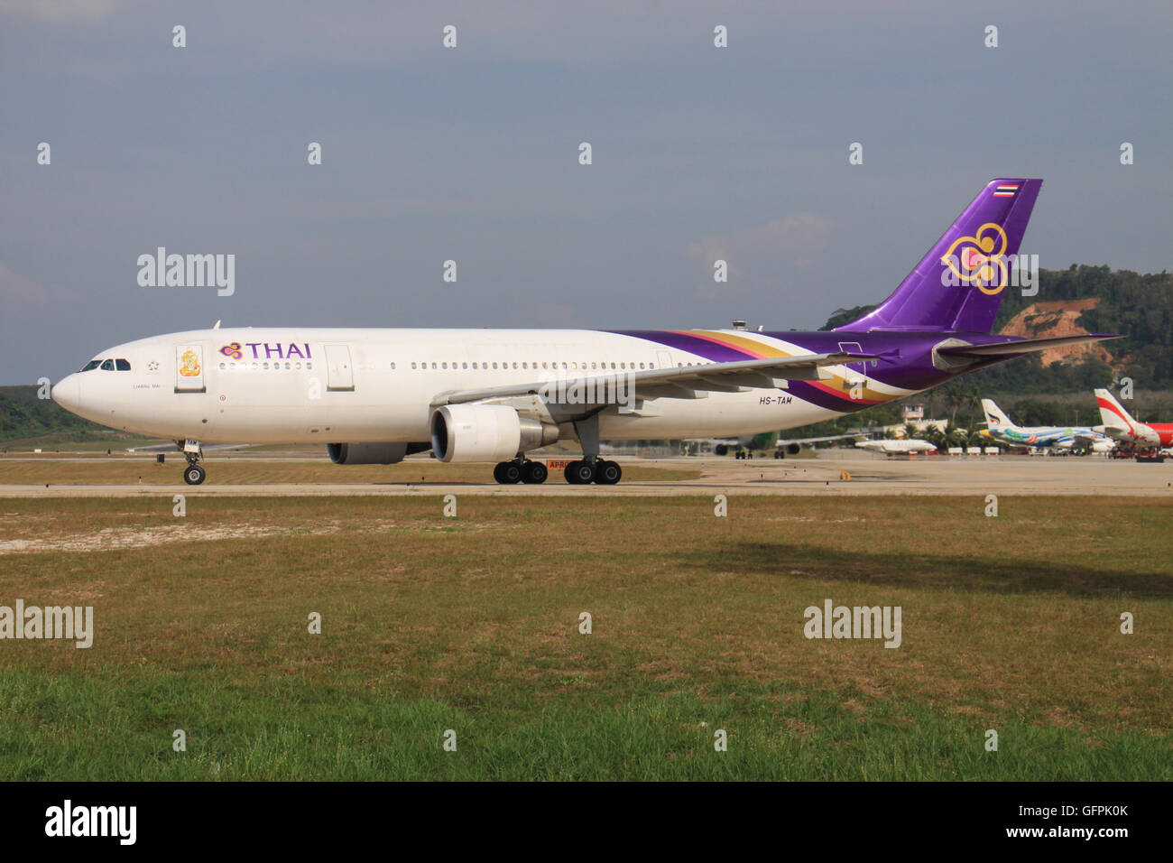 Phuket/Thailandia Febbraio 9, 2015: Airbus A300 da Thai Airways l'atterraggio all'Aeroporto di Phuket. Foto Stock