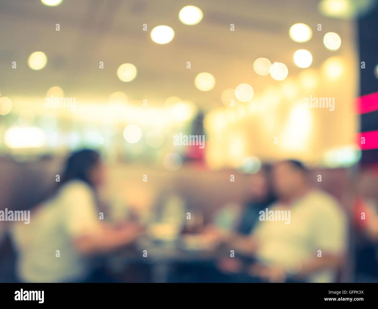 Sfondo sfocato, tabella vuota al ristorante la sfocatura dello sfondo con bokeh e tono vintage. Foto Stock