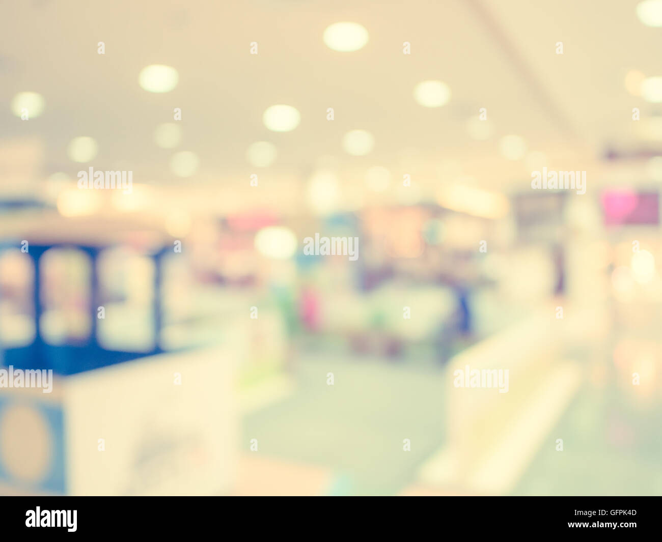 Sfondo sfocato, le persone al centro commerciale per lo shopping di sfocatura con sfondo bokeh e tono vintage. Foto Stock