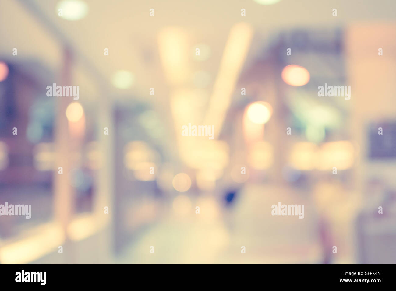 Sfondo sfocato, le persone al centro commerciale per lo shopping di sfocatura con sfondo bokeh e tono vintage. Foto Stock