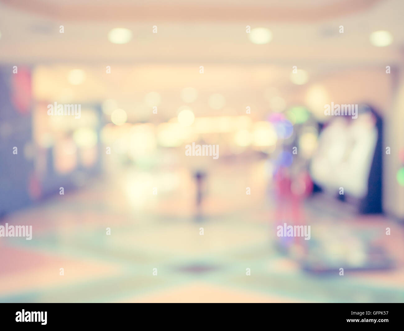 Sfondo sfocato, le persone al centro commerciale per lo shopping di sfocatura con sfondo bokeh e tono vintage. Foto Stock