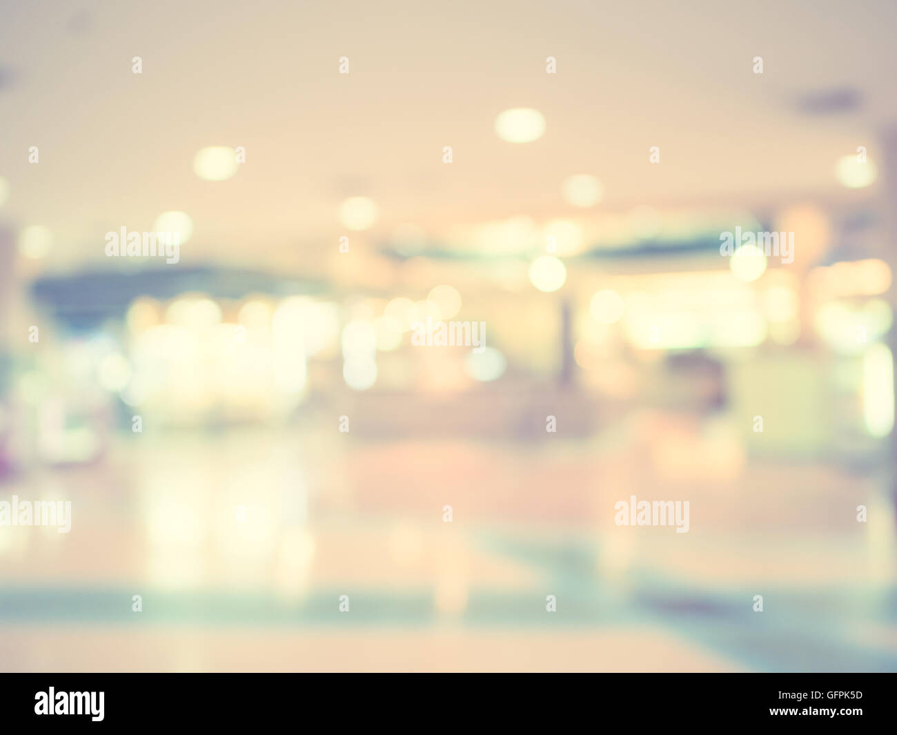 Sfondo sfocato, le persone al centro commerciale per lo shopping di sfocatura con sfondo bokeh e tono vintage. Foto Stock