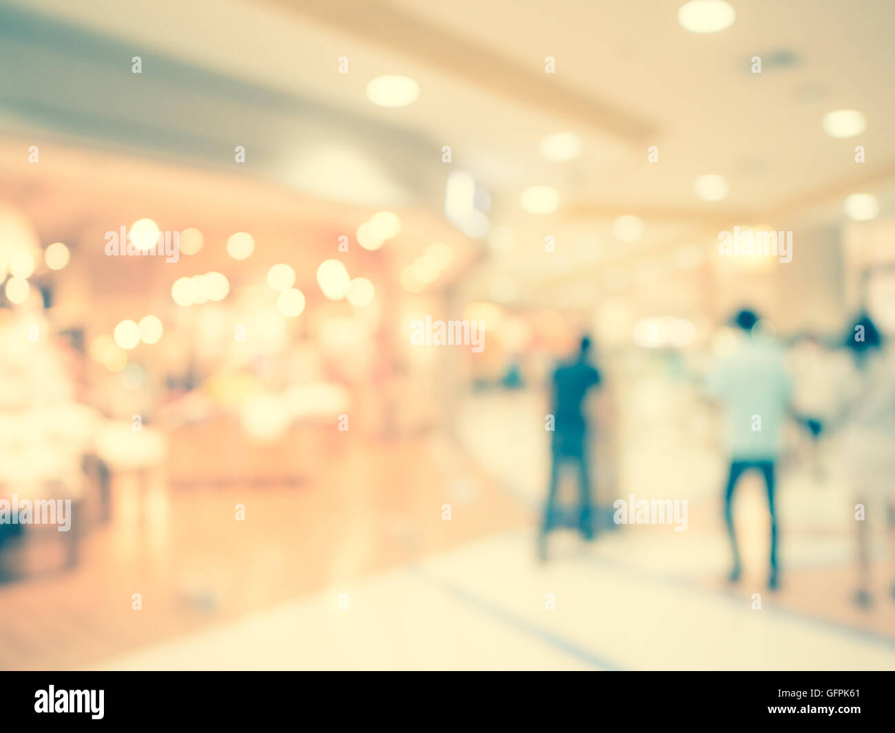 Sfondo sfocato, le persone al centro commerciale per lo shopping di sfocatura con sfondo bokeh e tono vintage. Foto Stock