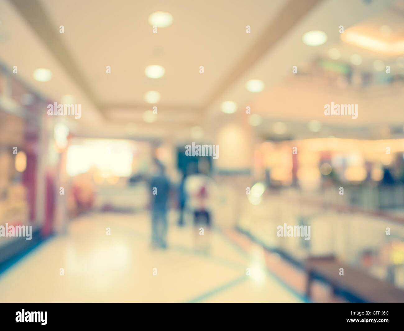 Sfondo sfocato, le persone al centro commerciale per lo shopping di sfocatura con sfondo bokeh e tono vintage. Foto Stock