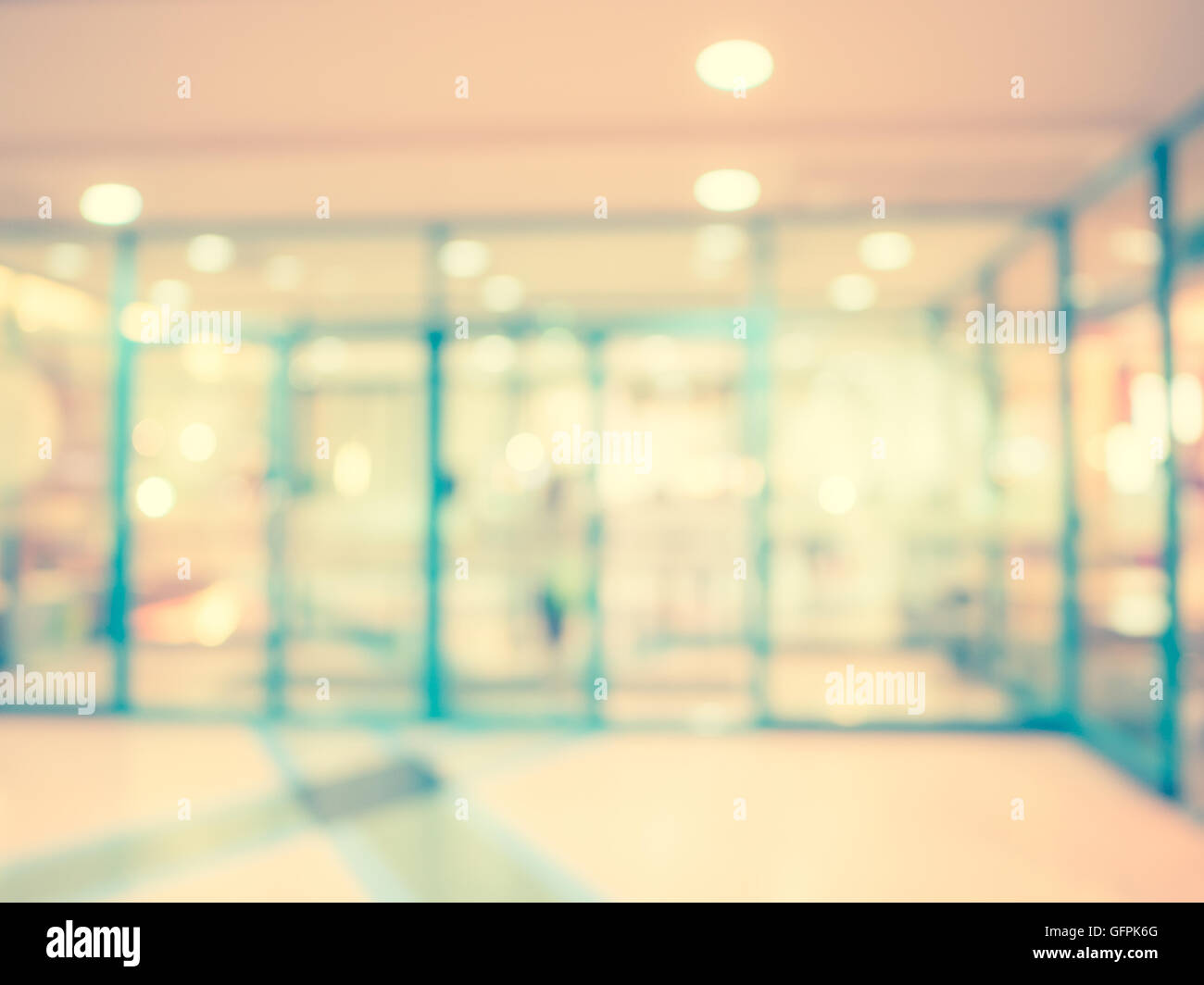 Sfondo sfocato, le persone al centro commerciale per lo shopping di sfocatura con sfondo bokeh e tono vintage. Foto Stock