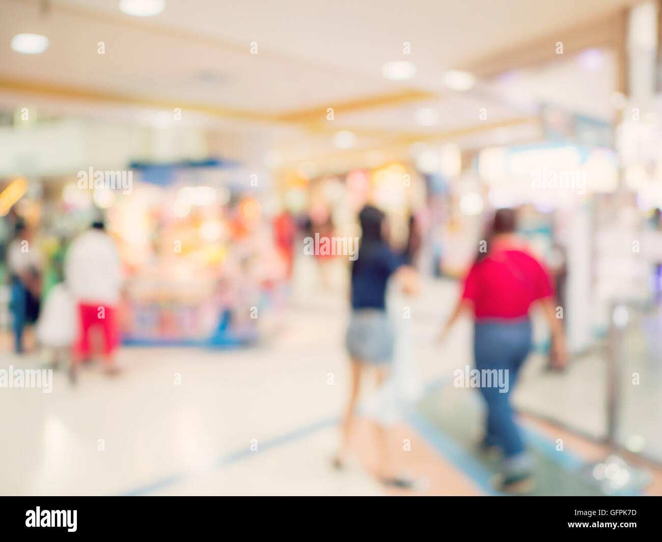 Sfocare lo sfondo immagine. le persone al centro commerciale per lo shopping di sfocatura con sfondo bokeh di fondo e dai toni vintage. Foto Stock