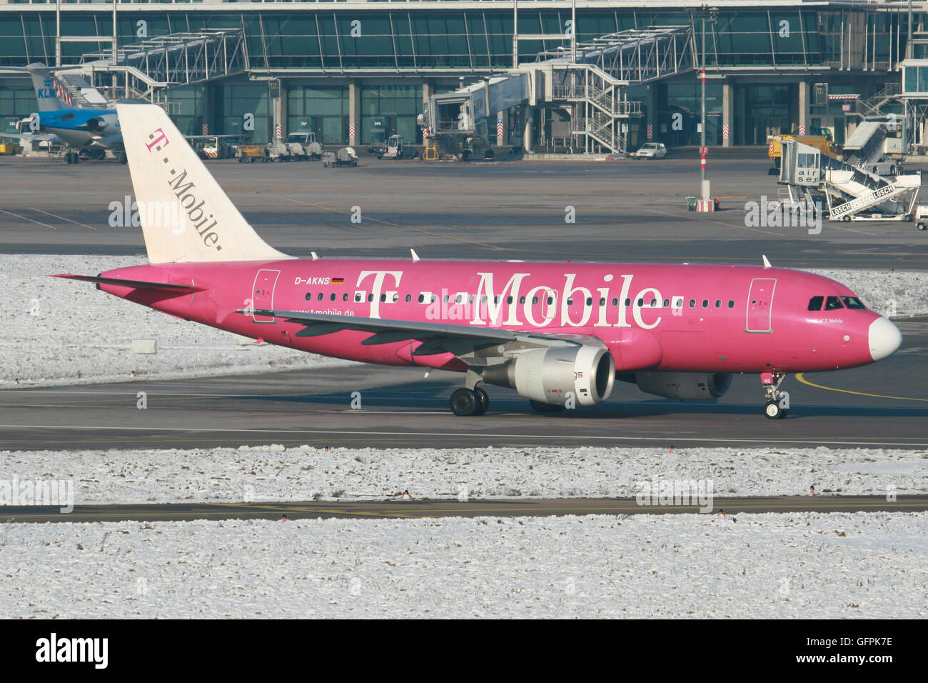 Stoccarda/Germania Marzo 18, 2012:Airbus 320 da Germanwings con il T-Mobil presso l'Aeroporto di Stoccarda. Foto Stock