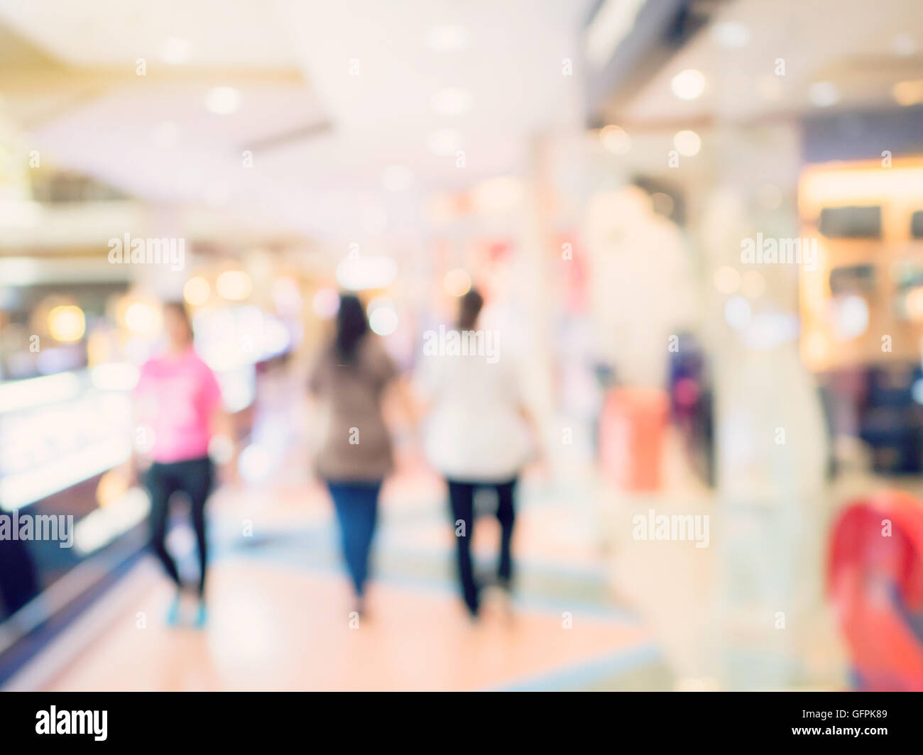 Immagine sfocata sullo sfondo, le persone al centro commerciale per lo shopping di sfocatura con sfondo bokeh e tono vintage. Foto Stock