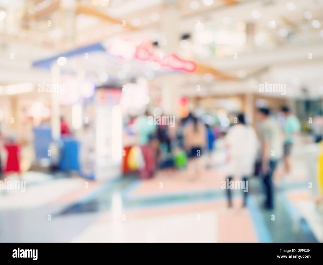 Immagine sfocata sullo sfondo, le persone al centro commerciale per lo shopping di sfocatura con sfondo bokeh e tono vintage. Foto Stock