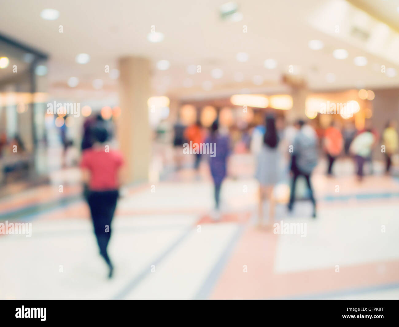 Immagine sfocata sullo sfondo, le persone al centro commerciale per lo shopping di sfocatura con sfondo bokeh e tono vintage. Foto Stock