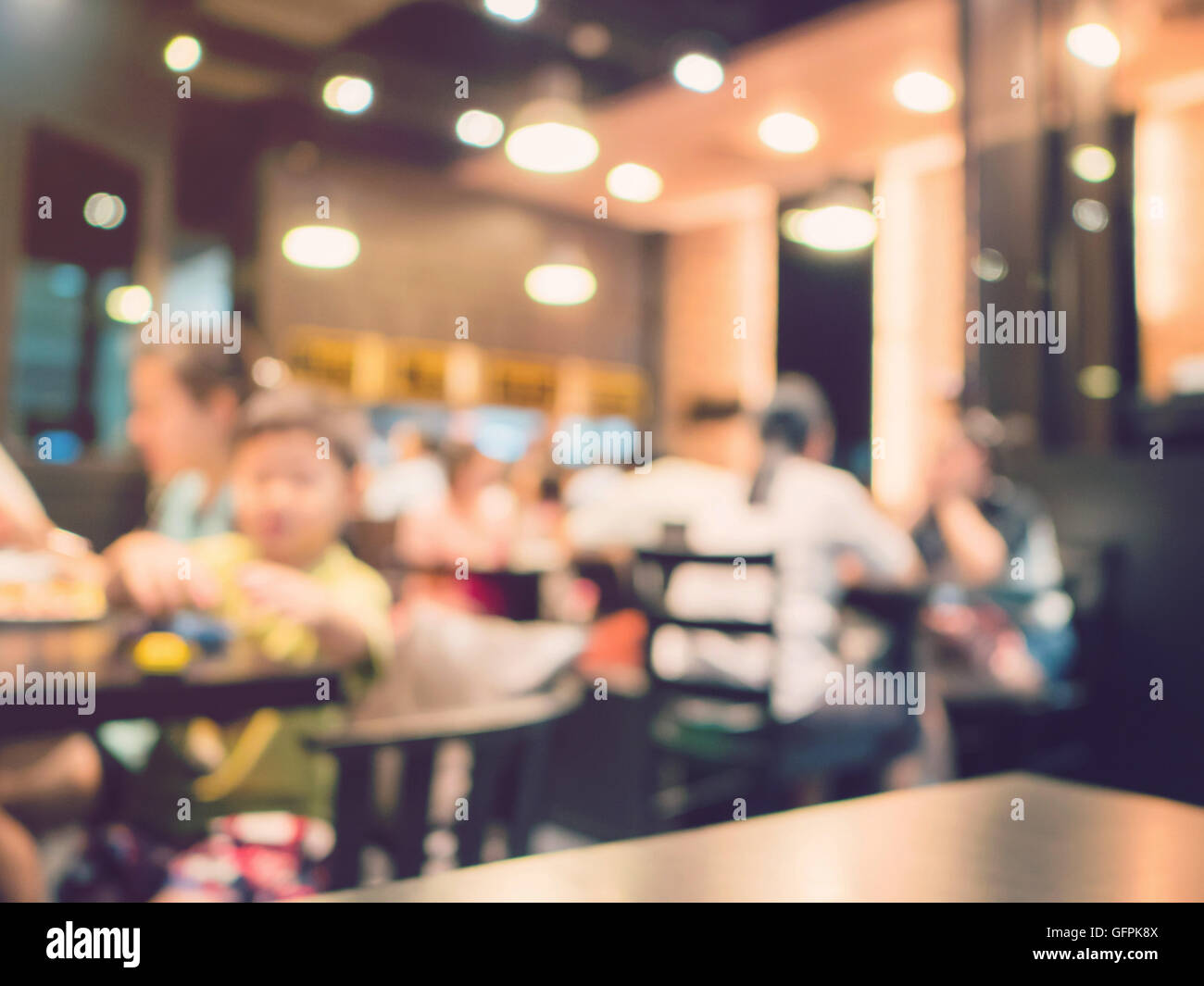 Sfondo sfocato, persone al ristorante la sfocatura dello sfondo con bokeh e tono vintage. Foto Stock