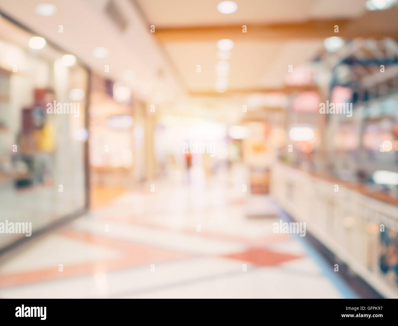 Immagine sfocata sullo sfondo, le persone al centro commerciale per lo shopping di sfocatura con sfondo bokeh e tono vintage. Foto Stock