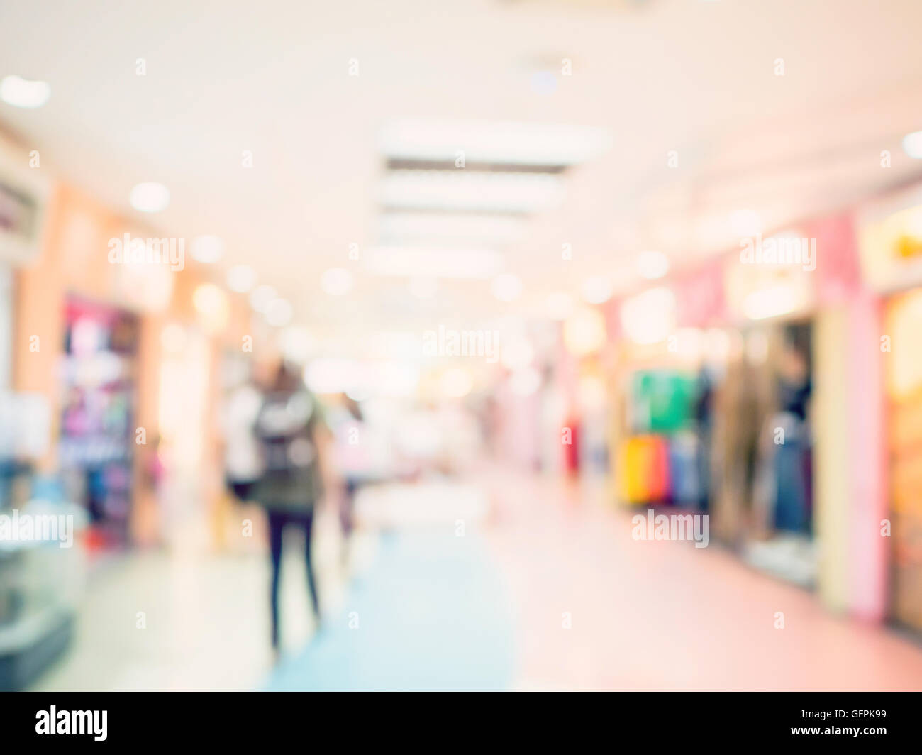 Immagine sfocata sullo sfondo, le persone al centro commerciale per lo shopping di sfocatura con sfondo bokeh e tono vintage. Foto Stock
