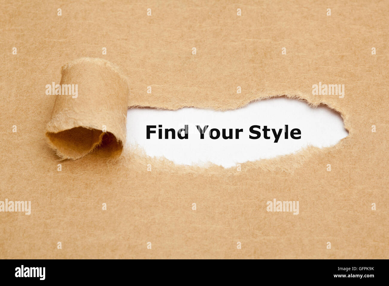 Il testo Trova il tuo stile che appaiono dietro strappato carta marrone. Foto Stock