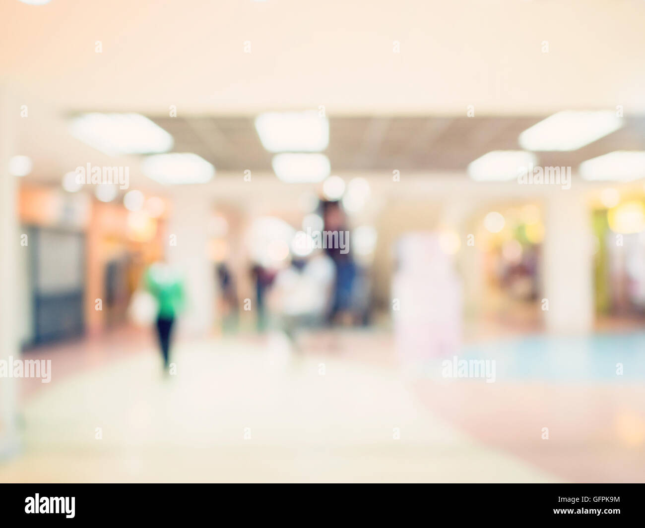 Immagine sfocata sullo sfondo, le persone al centro commerciale per lo shopping di sfocatura con sfondo bokeh e tono vintage. Foto Stock