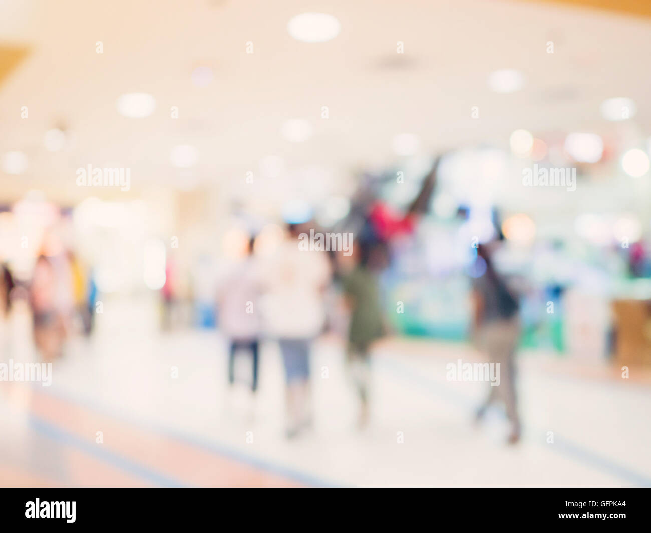 Immagine sfocata sullo sfondo, le persone al centro commerciale per lo shopping di sfocatura con sfondo bokeh e tono vintage. Foto Stock