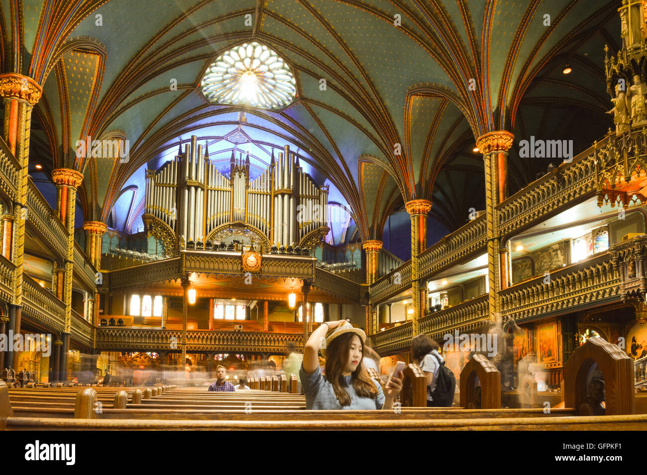 Montreal la Basilica di Notre Dame interno - il giovane turista femminile di origine asiatica prendendo un selfie Casavant con organo a canne dietro Foto Stock