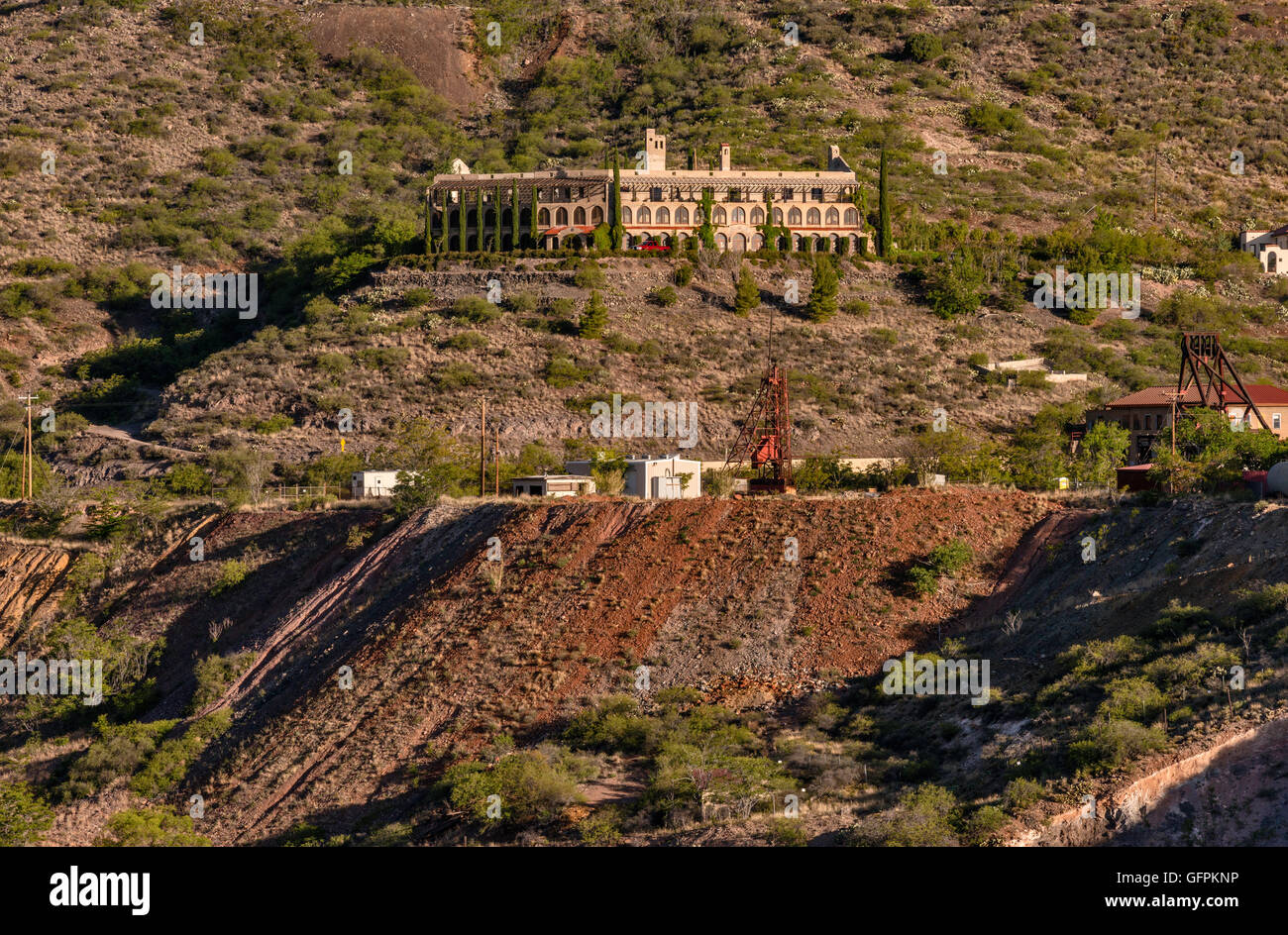 Douglas Mansion a Girolamo State Historic Park, la miniera di rame di recupero in corrispondenza Audrey Headframe Park, città mineraria di Girolamo, Arizona, Stati Uniti d'America Foto Stock