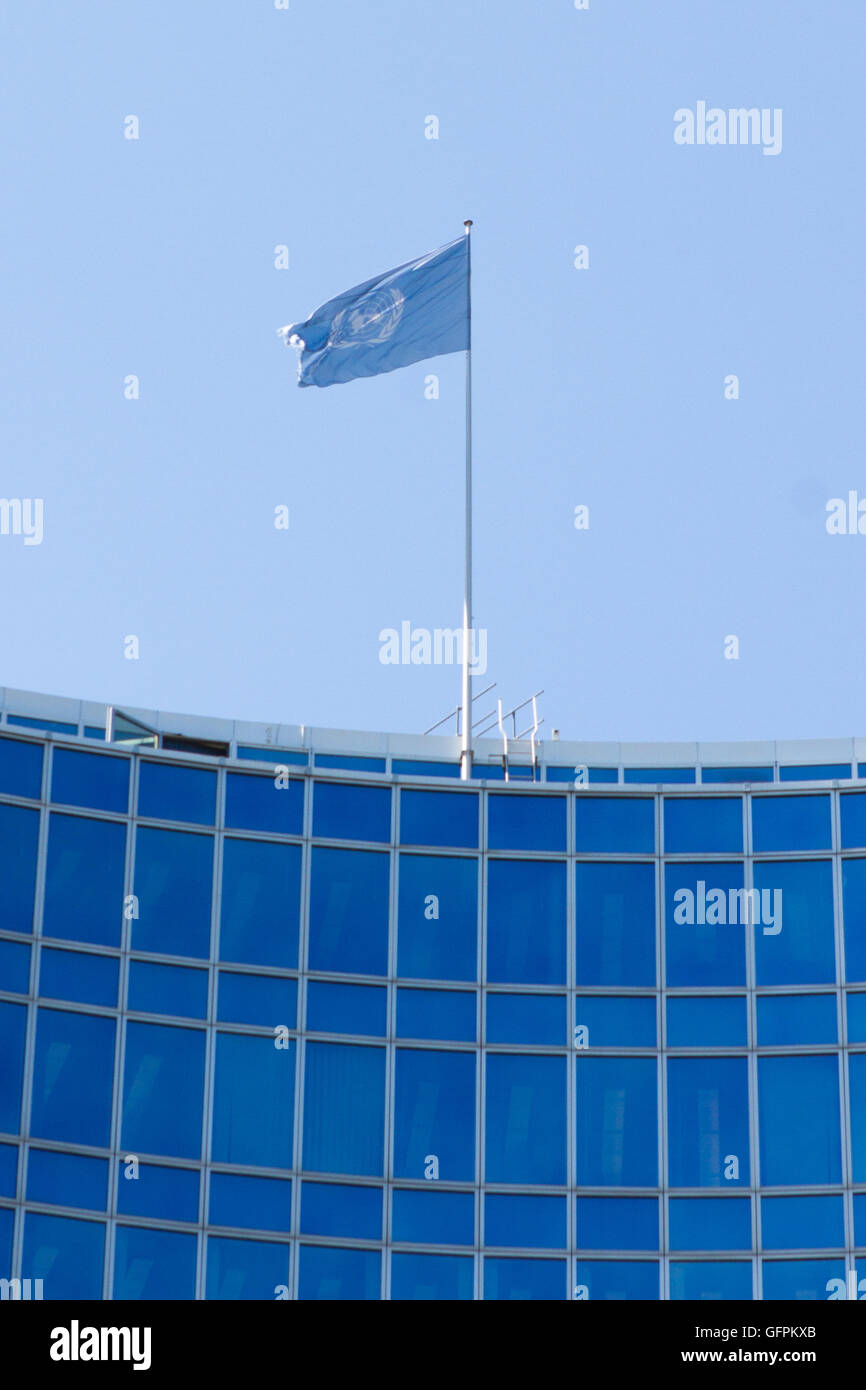 Ginevra, Svizzera - 6 giugno 2016: . La bandiera delle Nazioni Unite presso il palazzo di Ginevra in Svizzera Foto Stock