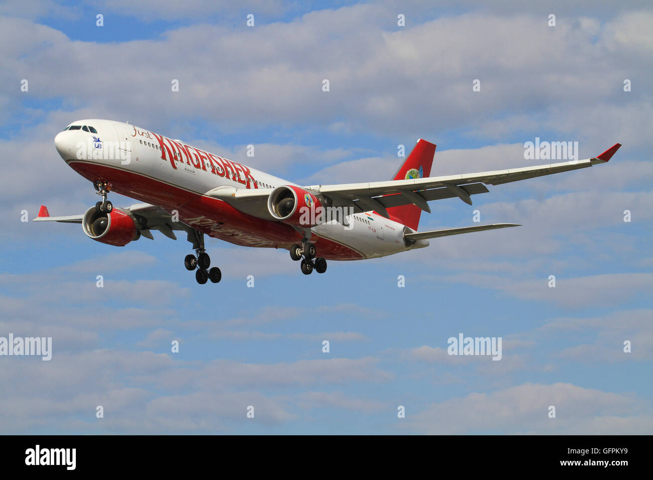 Heathrow/Inghilterra Agosto 10, 2012: Airbus A330 di kingfisher in atterraggio a Heathrow/aeroporto. Foto Stock