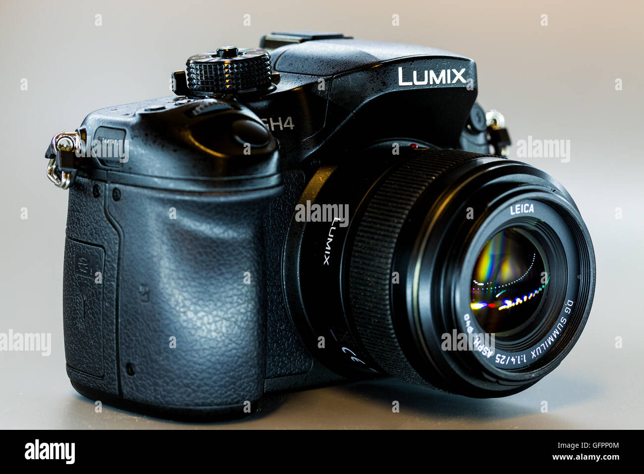 Berlino, Germania - 15 Maggio 2014 : studio shot di 4k fotocamera Panasonic GH4. Foto Stock