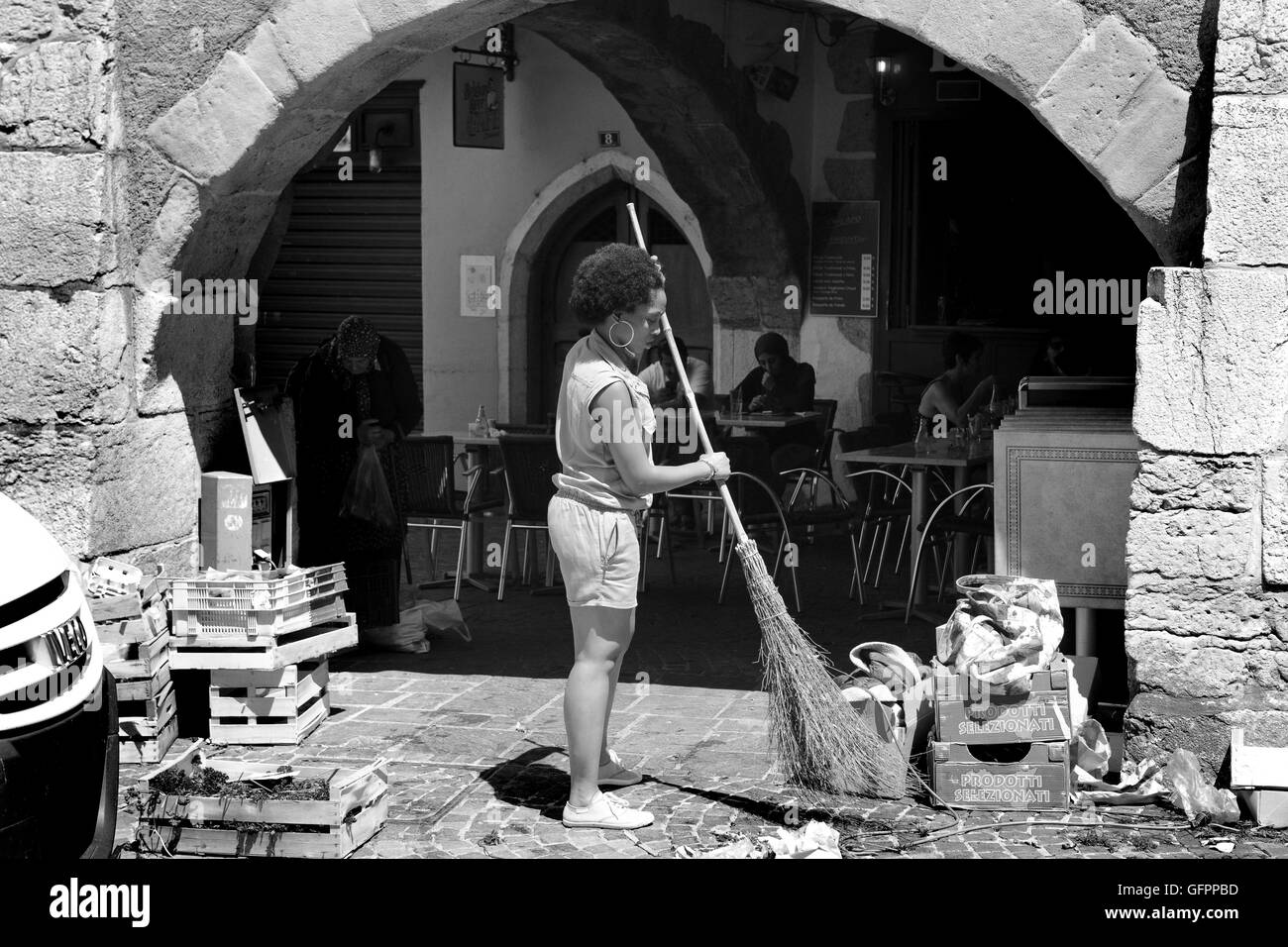Donna mercato titolare di stallo di spazzamento stradale pulizia eliminazione rifiuti rifiuti a Annecy in Francia Foto Stock