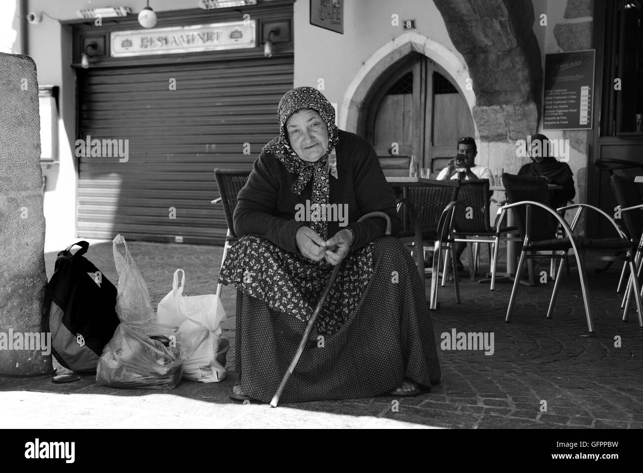 Donna anziana accattonaggio dopo la raccolta di sacchi di cibo indesiderati dal mercato di Annecy in Francia Europa accattonaggio mendicante Foto Stock