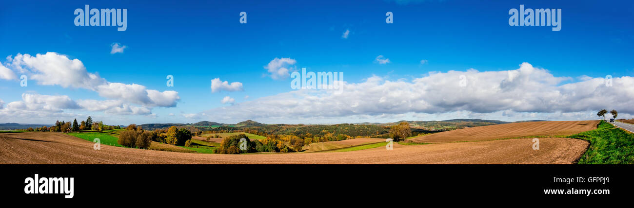 Panorama di foothill valley con campo arato in primavera Foto Stock