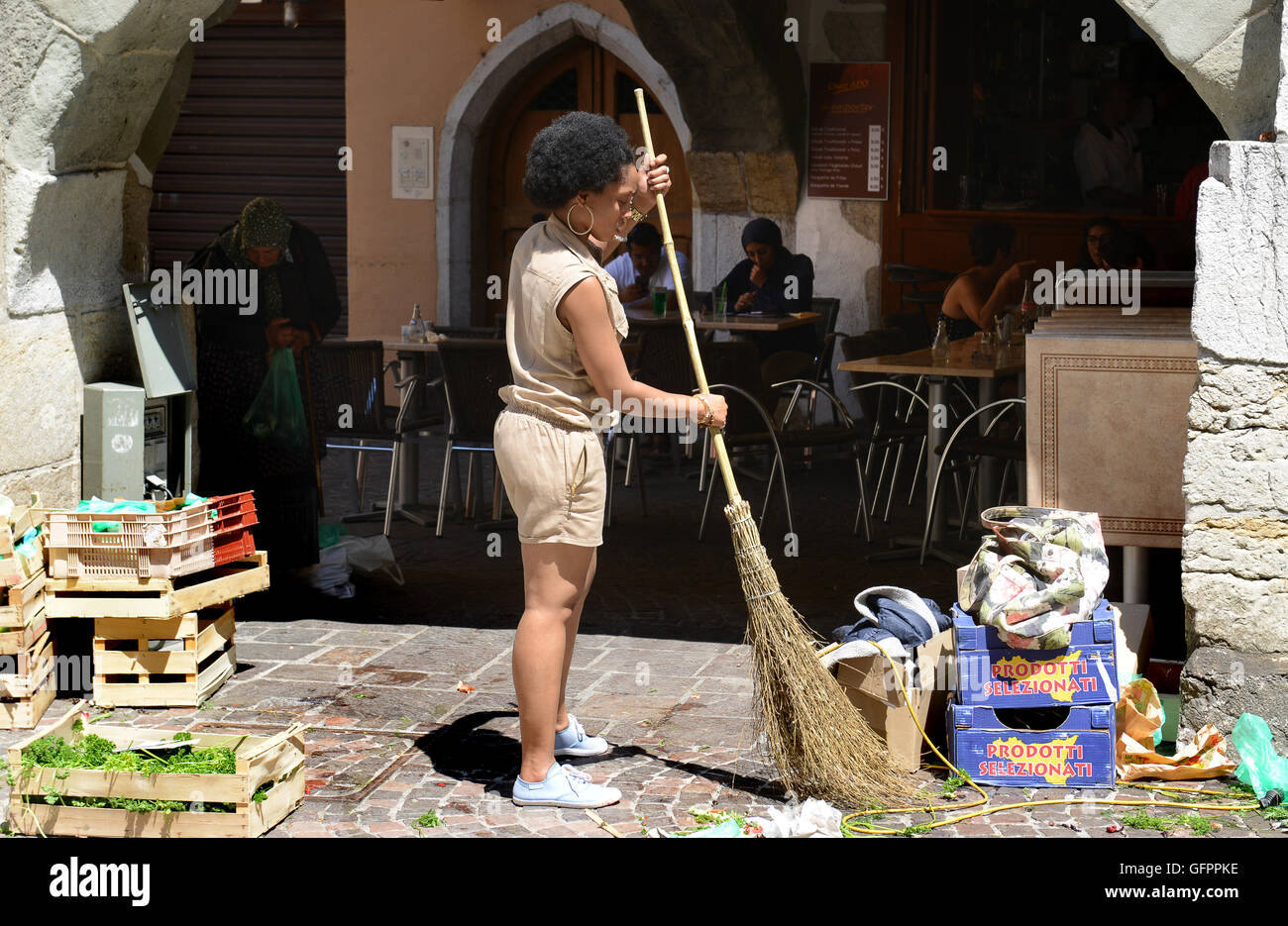 Donna mercato titolare di stallo di spazzamento stradale pulizia eliminazione rifiuti rifiuti a Annecy in Francia Foto Stock