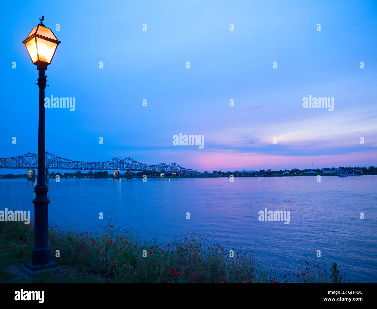 Tramonto sul ponte a Natchez sotto la collina dalla possente fiume Mississippi Foto Stock