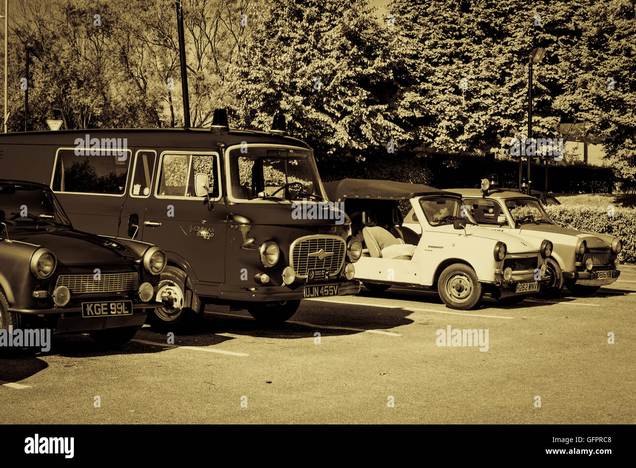 Auto d'epoca visto in un parcheggio pubblico, Staffordshire, Inghilterra, Regno Unito. Foto Stock