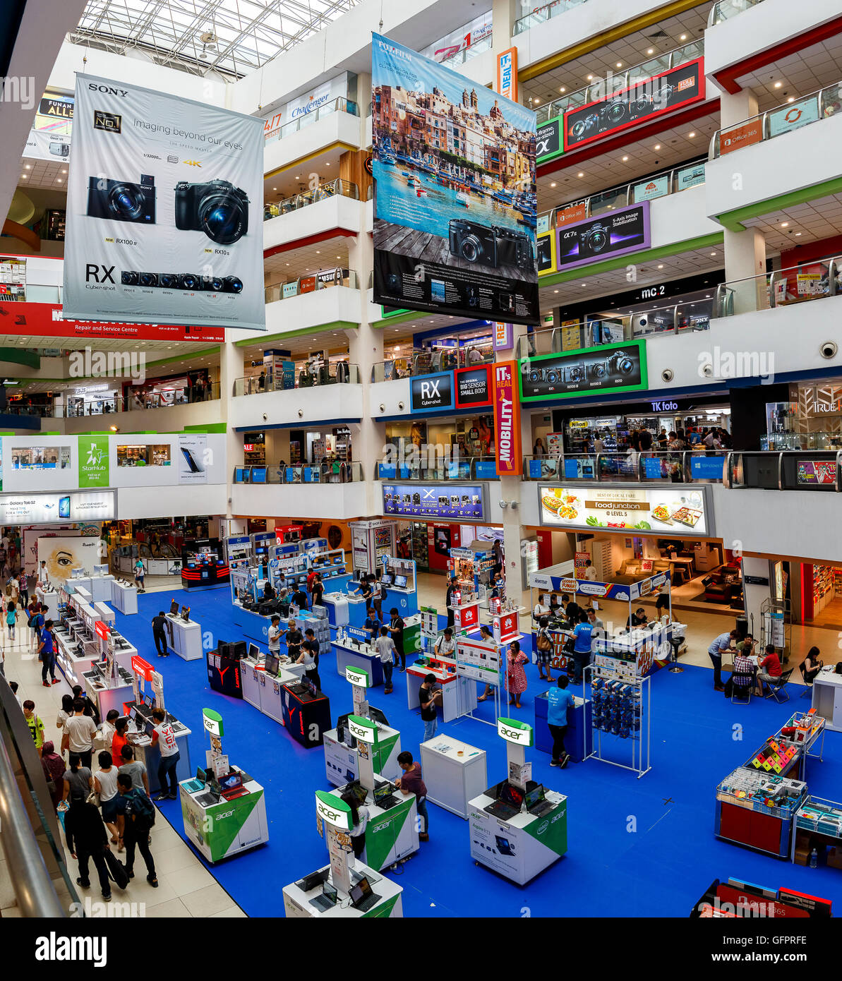 Panorama colpo di multi-storey Funan Vita Digitale Mall in Singapore Foto Stock