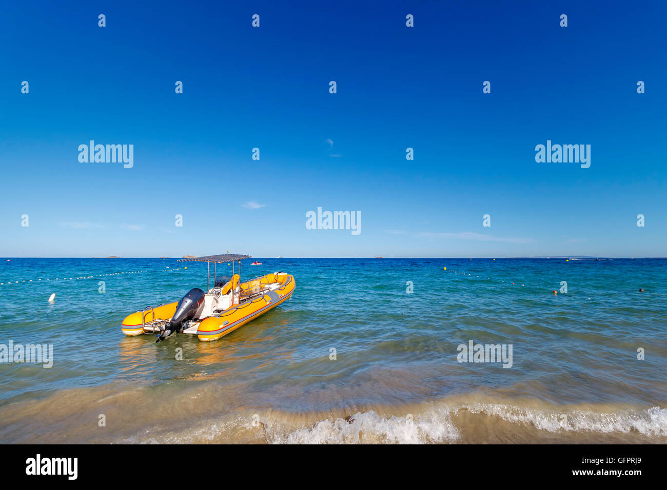 Una zattera gonfiabile rivolta verso il mare Foto Stock