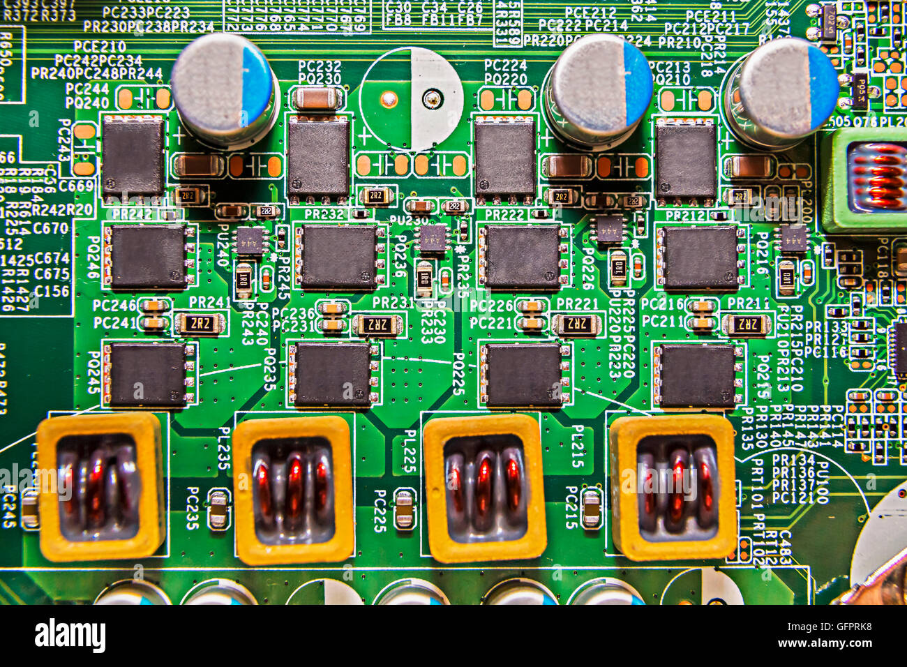 Top down shot di microchip e resistenze su una scheda a circuito stampato, potrebbe rappresentare l'industria elettronica Foto Stock