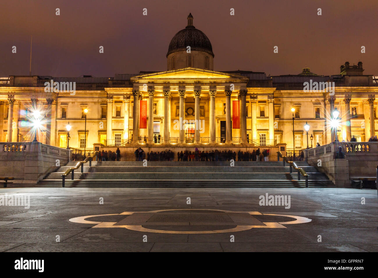 Una parte anteriore sulla ripresa della National Gallery di Londra di notte Foto Stock
