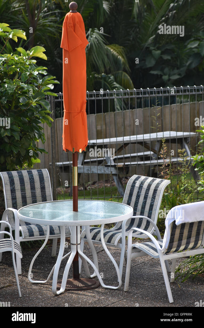 Mobili da esterno sedie tavolo rotondo arancione ombrellone Foto stock -  Alamy