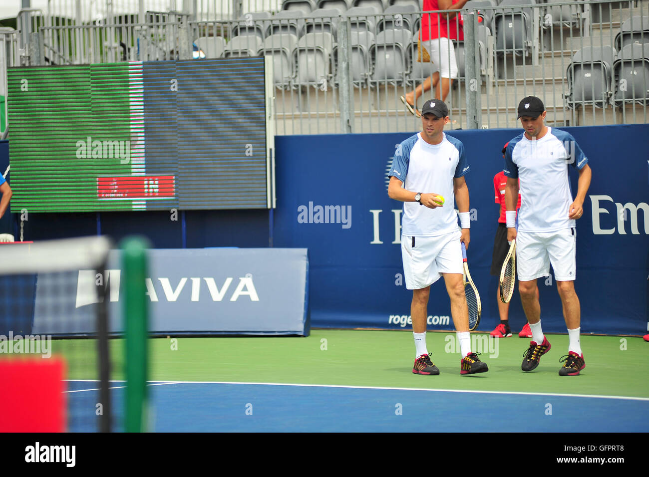 Il Bryan fratelli raddoppia i giocatori sulla corte al 2016 Rogers Cup torneo di tennis a Toronto. Foto Stock