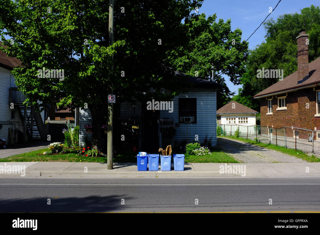 Blu di quattro cassonetti per il riciclaggio al di fuori di una casa a Londra, Ontario in Canada. Foto Stock