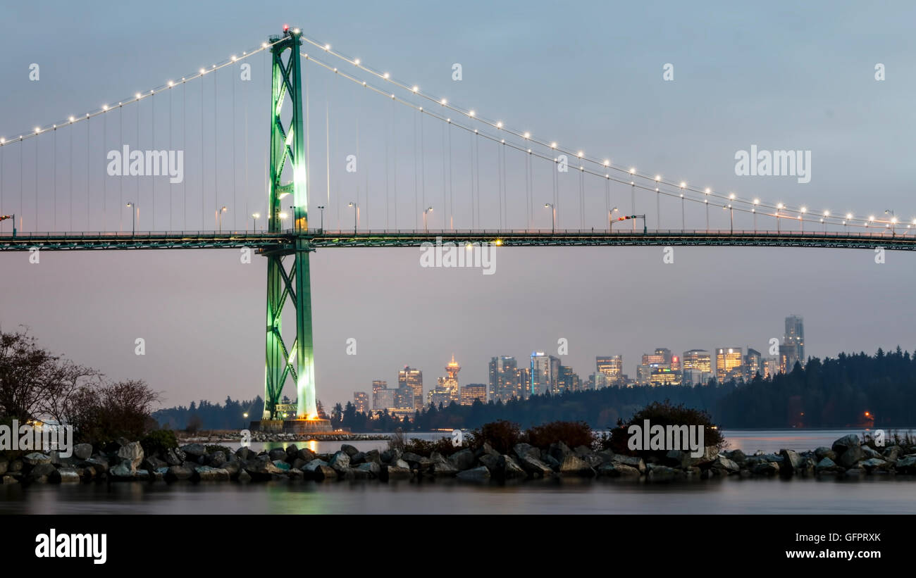 Ponte Lions Gate con il centro di Vancouver in background. Foto Stock