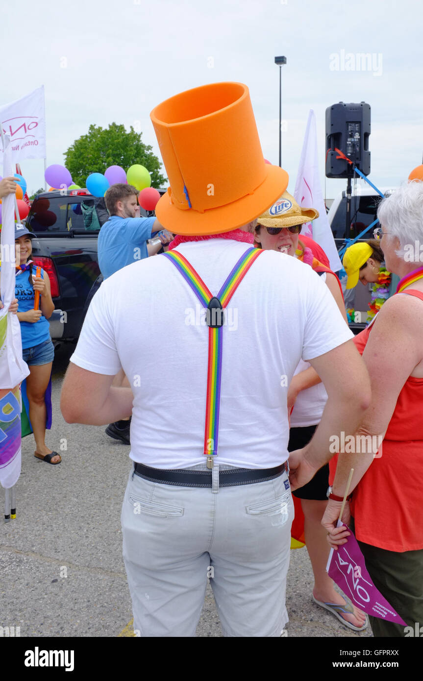Un partecipante ad un Pride Parade indossare calze autoreggenti arcobaleno nella città canadese di London, Ontario. Foto Stock